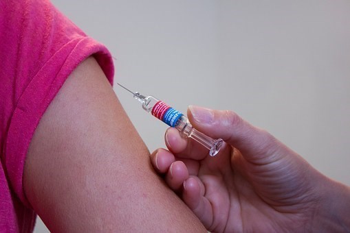 Arm der får en indsprøjtning med vaccine